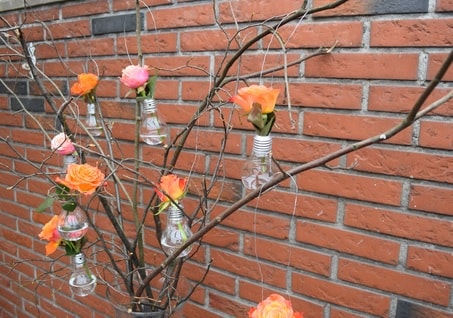 Deko-Baumschmuck aus Glühbirnen